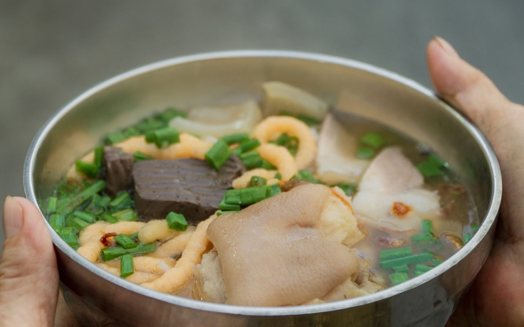 Bún suông hơn nửa thế kỷ ở miền Tây: Chả tôm giống con đuông làm nên hương vị riêng