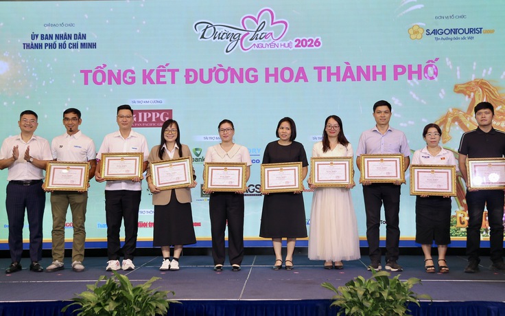 Phóng viên Báo Thanh Niên nhận bằng khen của TP.HCM vì thành tích xuất sắc tại đường hoa Nguyễn Huệ 2026