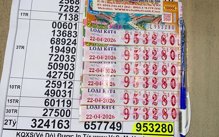 Cùng mua từ 1 người bán dạo, 3 người trúng độc đắc xổ số miền Nam