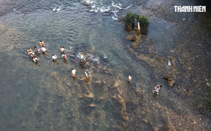 Cận cảnh cõng học sinh 'cắt' sông Xà Lò đến lớp, hiểm nguy trong từng bước chân