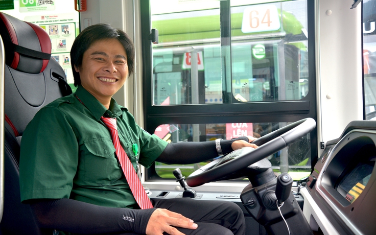 36 giây khiến triệu người xúc động: Tài xế xe buýt chạy chậm đợi học sinh