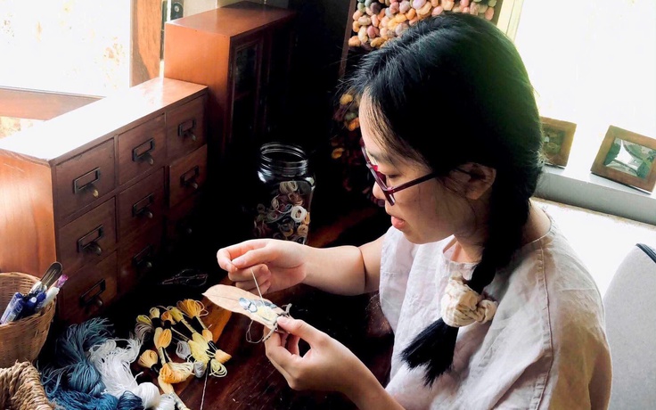 Mẹ bỉm sữa 'hồi sinh' lá mít khô thành tranh thêu giá tiền triệu