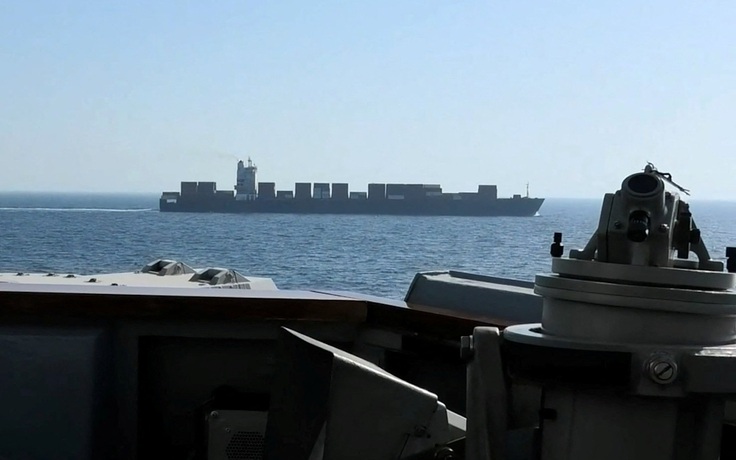 Chi tiết vụ tàu chiến Mỹ bắn hỏng động cơ tàu hàng cố vượt phong tỏa