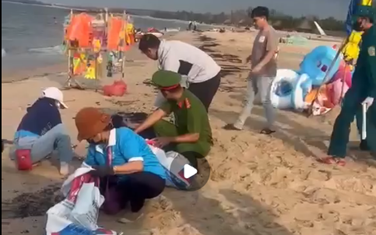 Huy động cả trăm người thu gom dầu vón cục trên bãi biển Cam Bình