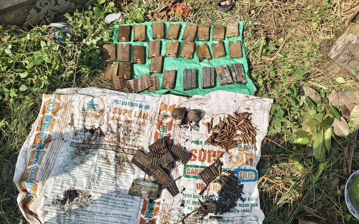 Cải táng mộ phát hiện 600 viên đạn súng AR15, 2 quả lựu đạn còn ngòi nổ