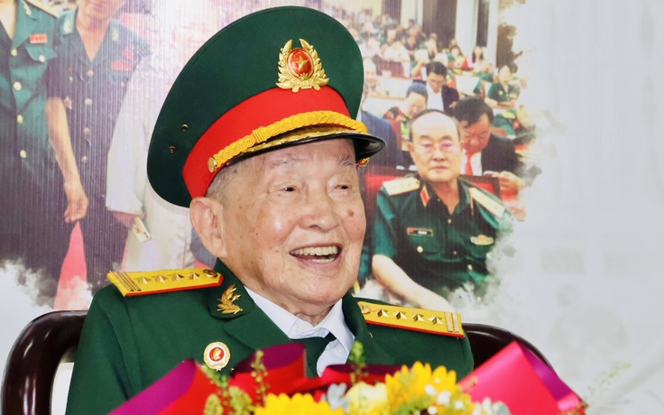 Huyền thoại tình báo Tư Cang gần 100 tuổi vẫn mạnh khỏe đi họp mặt truyền thống