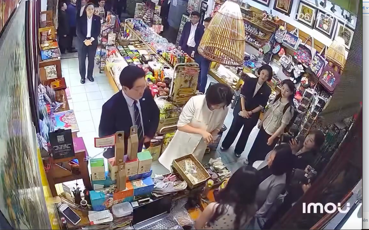 Tổng thống Hàn Quốc ghé cửa hàng lưu niệm mua đồ khiến chủ quán bất ngờ