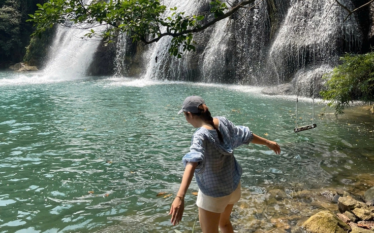 Tắm thác Tà Puồng, ăn gà nướng, măng rừng giữa đại ngàn Trường Sơn