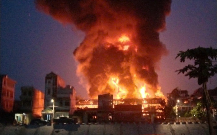 Hà Nội: Xưởng sơn cháy 2 tiếng chưa tắt, khói lửa đỏ rực một góc trời