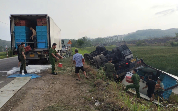 Công an cùng người dân 'giải cứu' 3 tấn tôm sau khi xe tải lật ở Gia Lai
