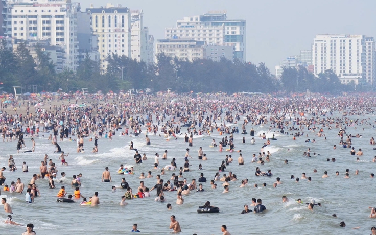 Thời tiết mát mẻ, biển Sầm Sơn đông nghịt khách tắm