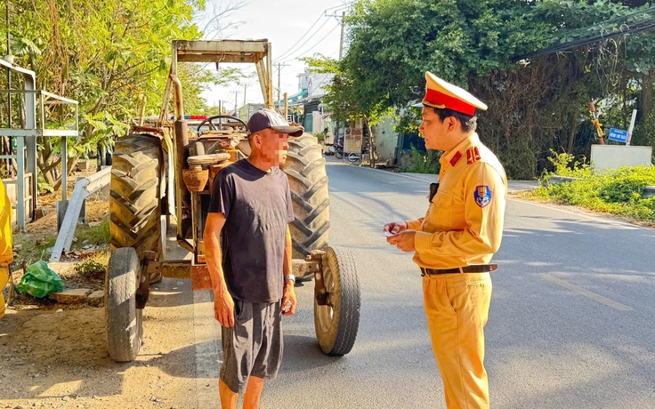 Chạy xe máy cày ra đường, tài xế lẫn chủ xe bị CSGT phạt gần 90 triệu