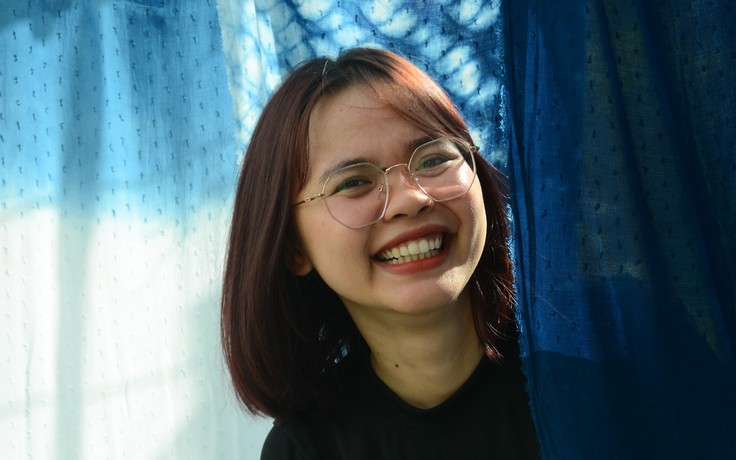 Rời văn phòng, 2 bạn trẻ chọn lấm lem với nghề nhuộm chàm thủ công