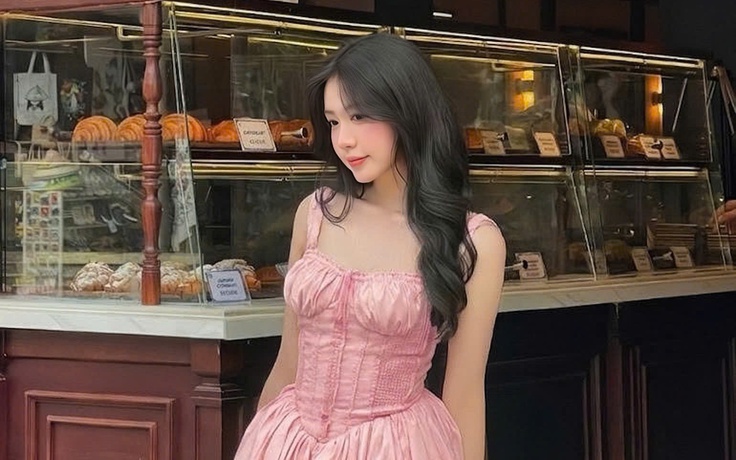 Hóa thành nàng thơ ngọt ngào cùng đầm hai dây dáng xòe