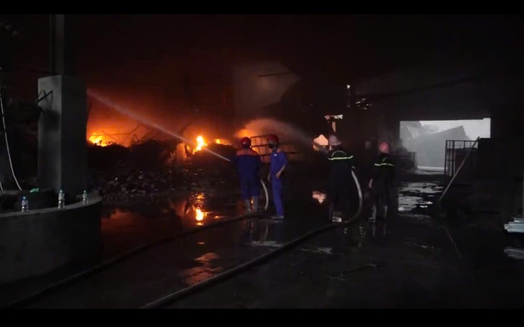 Cháy lớn nhà xưởng ở Gia Lai, huy động nhiều lực lượng dập lửa, cứu tài sản