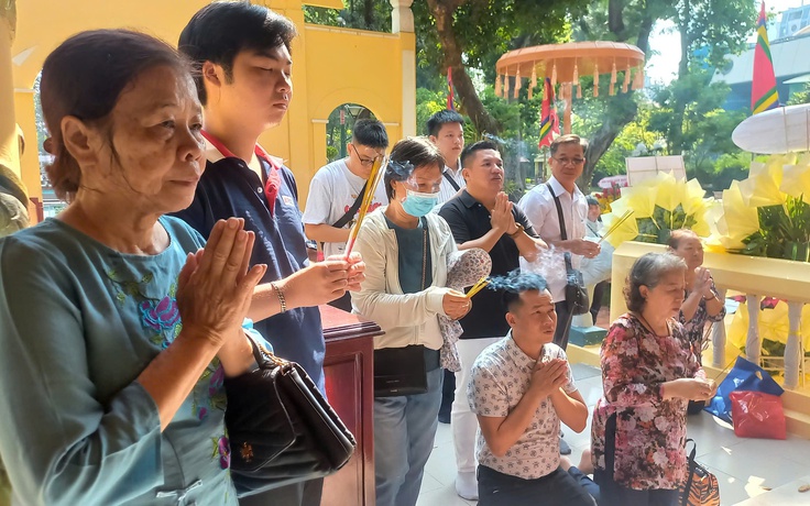 Không chỉ người lớn, gen Z cũng rủ nhau đi dâng hương ngày Giỗ Tổ Hùng Vương