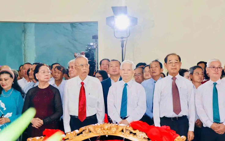 Dâng hương tưởng niệm các vua Hùng ở Đền Hùng Bình Dương
