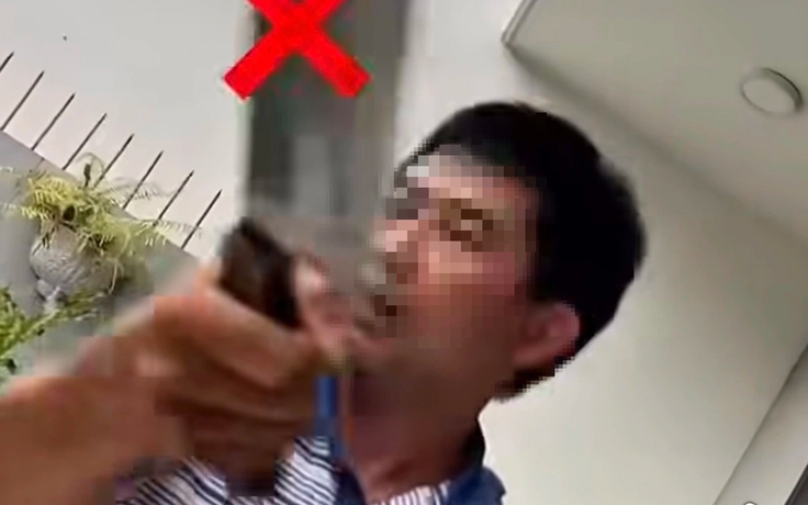 TP.HCM: Xác minh clip người đàn ông cầm dao đe dọa thợ sửa khóa