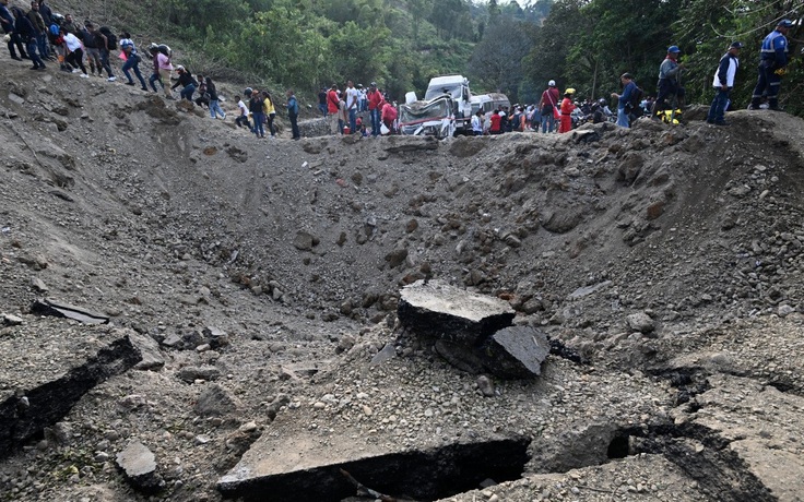 Đường cao tốc ở Colombia bị đánh bom, 14 người chết