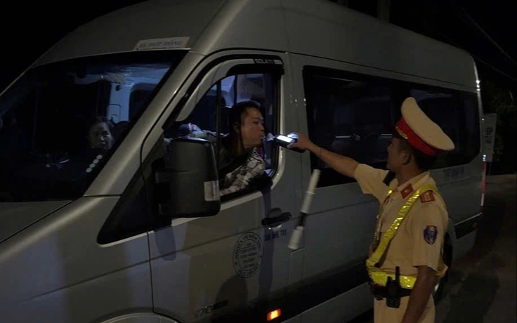 CSGT Tây Ninh siết chặt kiểm tra nồng độ cồn dịp lễ 30.4 và 1.5