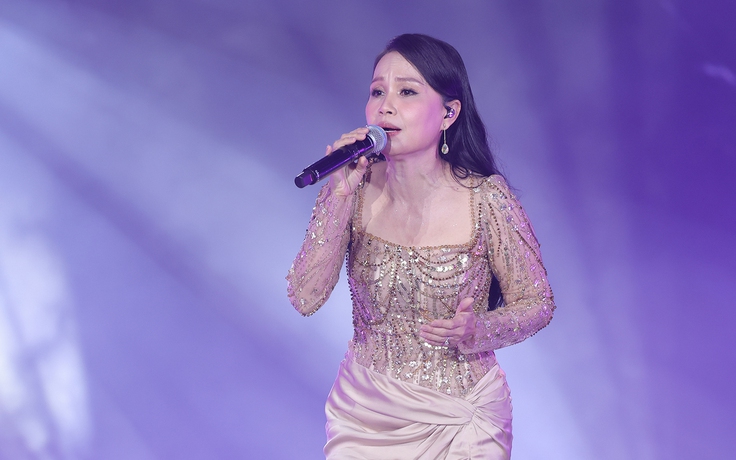 Cẩm Ly diện đầm xẻ cao, khoe dáng ở tuổi U.60