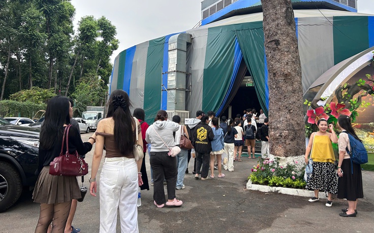 Rạp xiếc Công viên Gia Định có gì mà người dân xếp hàng dài đến xem?