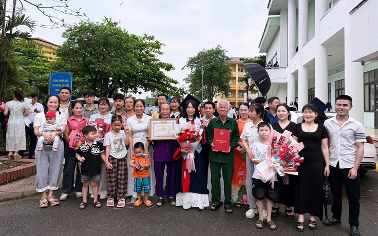 Nữ thủ khoa ‘gây bão mạng’ khi đưa 29 người thân đi dự lễ tốt nghiệp