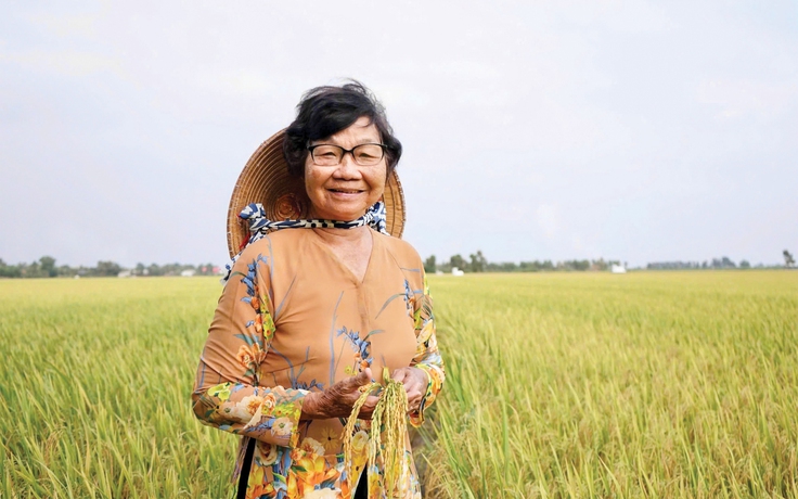 Người phụ nữ đánh thức vùng đất phèn bằng 'con trâu sắt'