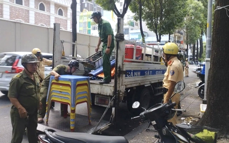 Lấn chiếm vỉa hè trung tâm TP.HCM: Nhiều xe bánh mì, tủ nước mía bị tạm giữ