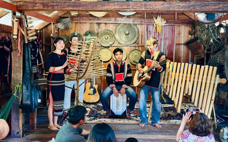 Chàng trai Việt - Lào 'thắp lửa' du lịch Buôn Đôn