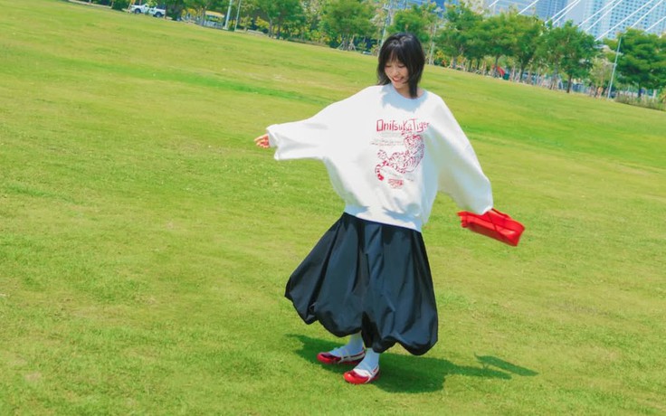 Chân váy và giày búp bê - công thức 'quốc dân' trở lại đầy cuốn hút