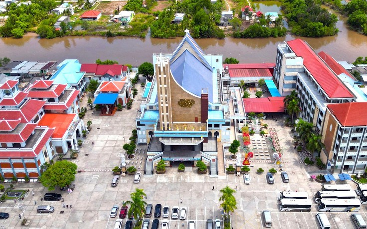 Trước lễ tuyên phong Chân phước, nhà thờ Tắc Sậy đón lượng lớn người hành hương