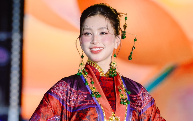 Nhan sắc Hoa hậu Tiểu Vy ở tuổi 26