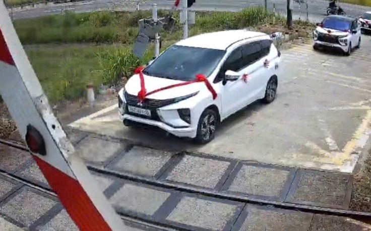 ‘Liều mình’ vượt đèn đỏ băng qua đường sắt, tài xế xe đám cưới bị phạt nặng