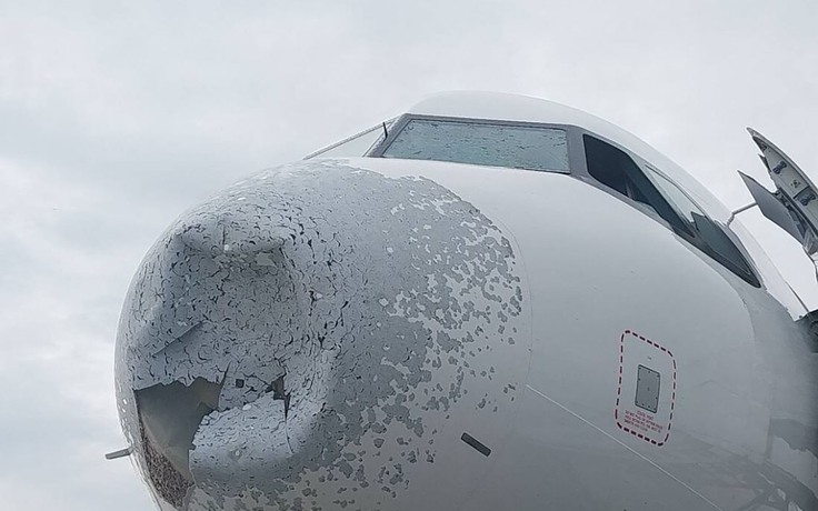 Những bức ảnh đáng sợ khi máy bay gặp mưa đá giữa không trung