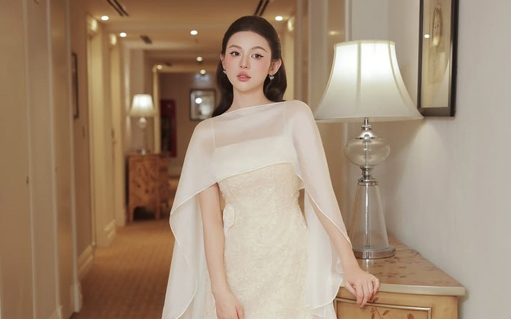 Hè đến, chị em cứ diện trang phục sáng màu là vẻ ngoài lập tức trẻ trung