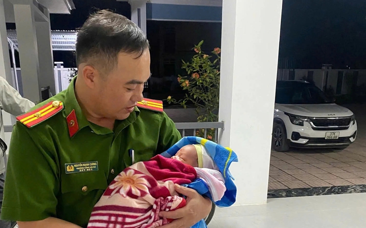 Xót xa bé 10 ngày tuổi bị bỏ rơi trên cầu cùng 600.000 đồng và lá thư