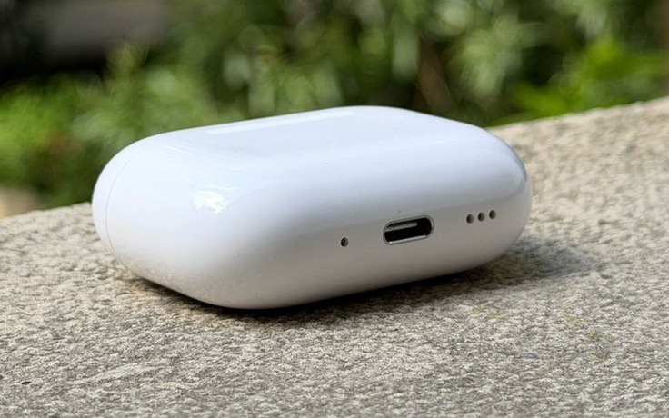 Những lỗ tròn nhỏ dưới đáy hộp sạc AirPods có công dụng gì?