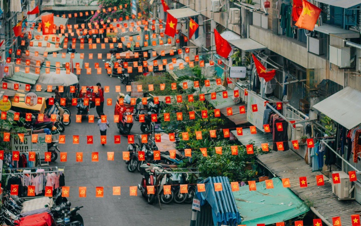 TP.HCM rợp sắc cờ Tổ quốc dịp lễ 30.4, từ phố lớn đến hẻm nhỏ