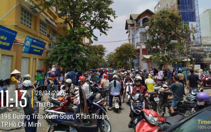 Nhiều học sinh, bảo mẫu Trường tiểu học Đặng Thùy Trâm, TP.HCM nghi ngộ độc thực phẩm