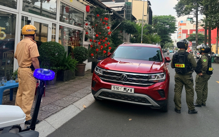 Đỗ xe sai quy định: Khi nào ô tô bị CSGT TP.HCM cẩu về nơi tạm giữ?