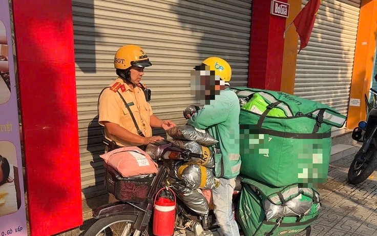 Hơn 1.000 xe máy đi trên vỉa hè bị CSGT TP.HCM phạt nguội: Tra cứu ra sao?