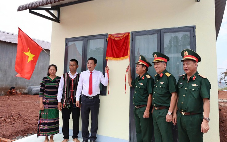 Lâm Đồng bàn giao 60 căn nhà điểm dân cư liền kề chốt dân quân biên giới