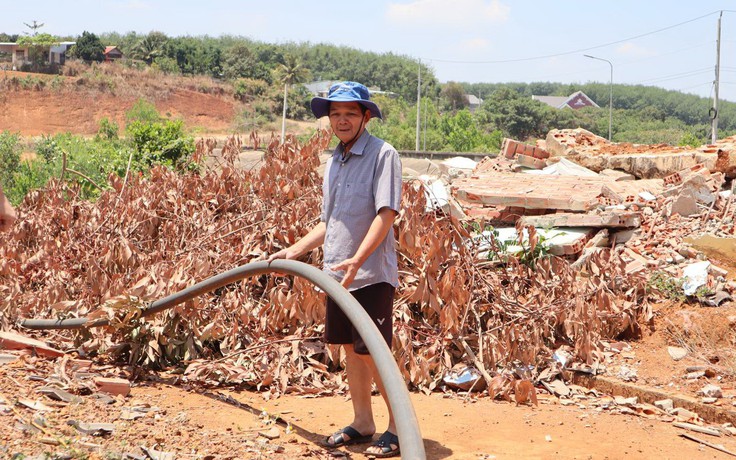 Sống cạnh hồ chứa, người dân vẫn thiếu nước