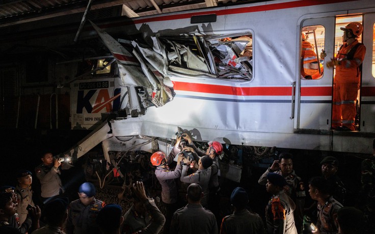 Hai xe lửa đâm nhau gần Jakarta, 14 người chết, nhiều người bị thương