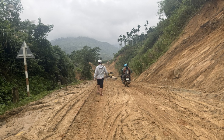 'Ổ voi' dày đặc tỉnh lộ 623 ở Quảng Ngãi: 4 km ám ảnh người đi đường