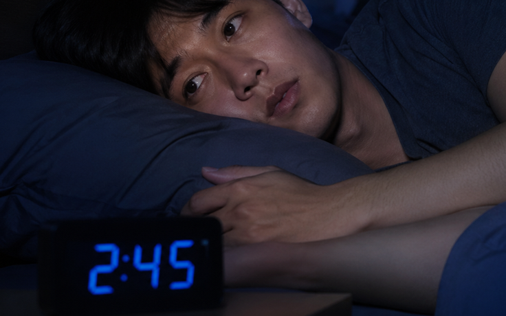 Đang ngủ ngon bỗng tỉnh giấc: 4 nguyên nhân khiến khó ngủ lại