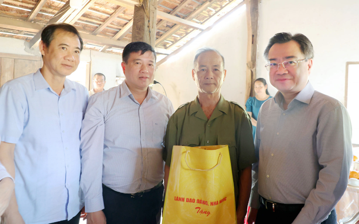 Ông Nguyễn Thanh Nghị thăm các gia đình chính sách tại xã Cư Jút