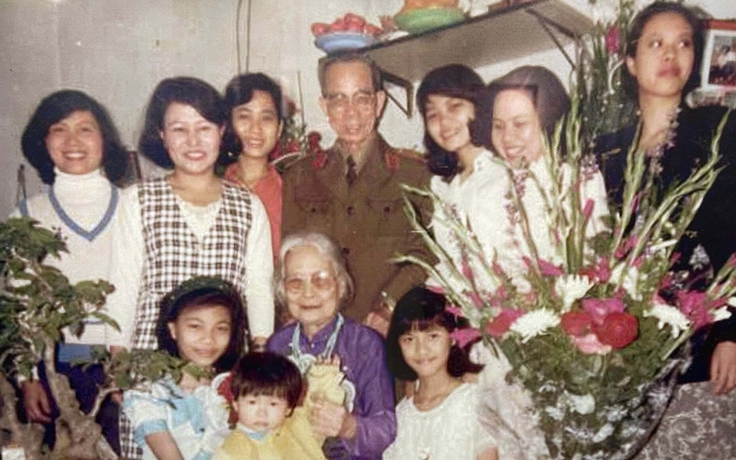 Bữa cơm đoàn tụ sau ngày đất nước thống nhất của gia đình tướng Ba Quốc