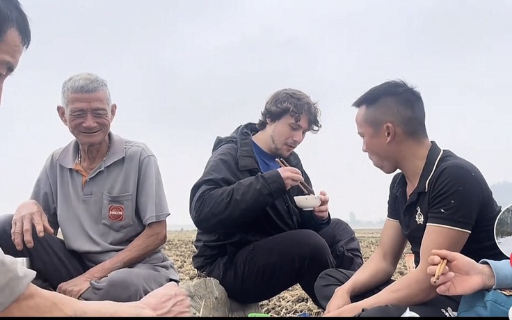 Khách Tây ngồi ăn cơm giữa đồng, bất ngờ xuống trỉa bắp cùng nông dân Việt